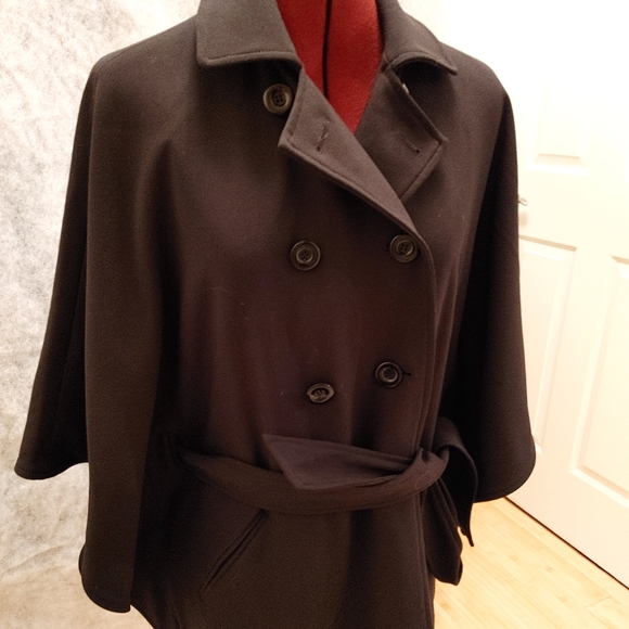 Beautiful Cape Coat. - Picture 1 of 6